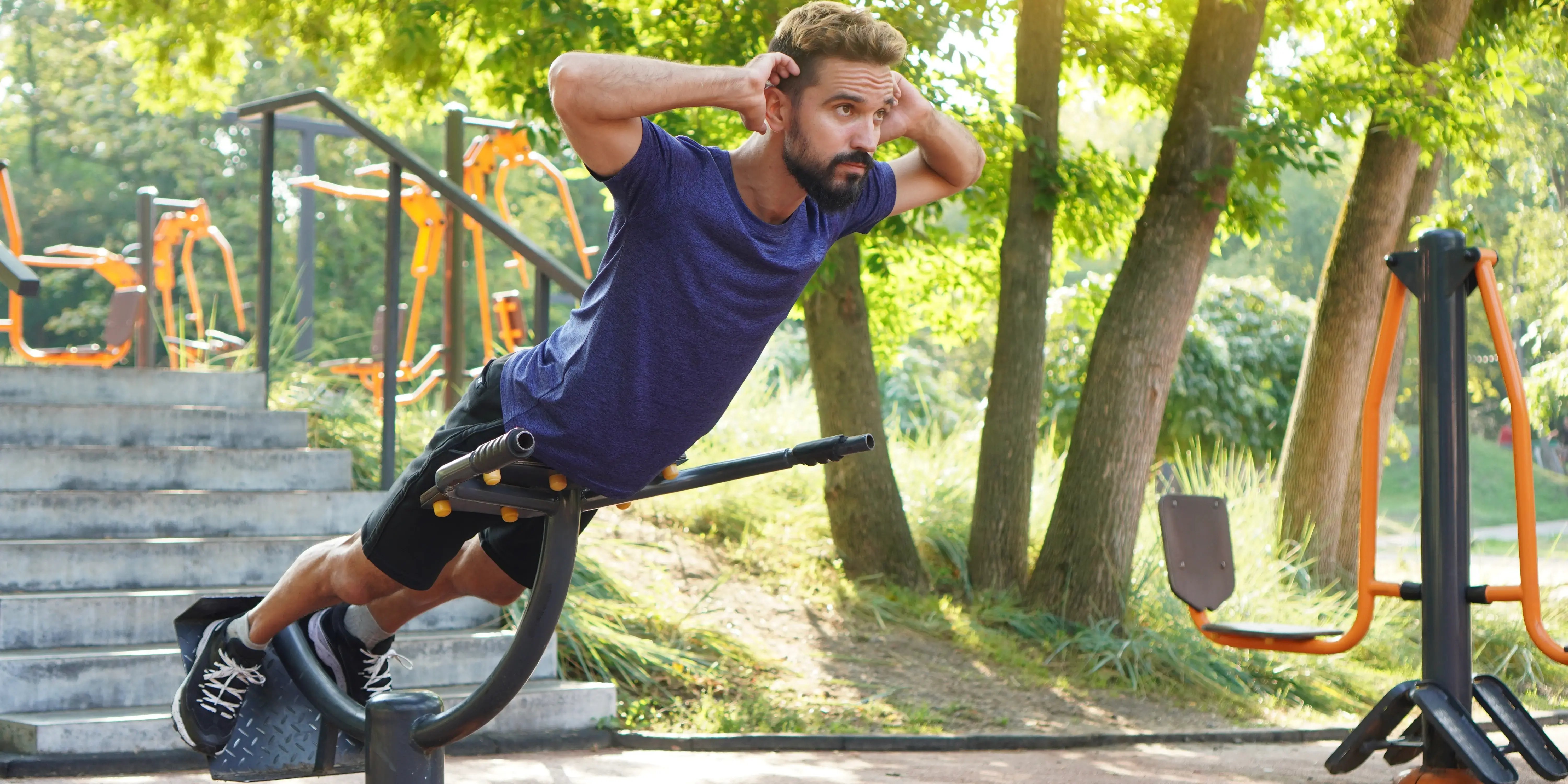 Hombre entreando en el gimnasio al aire libre que es una de las amenidades de su primera casa