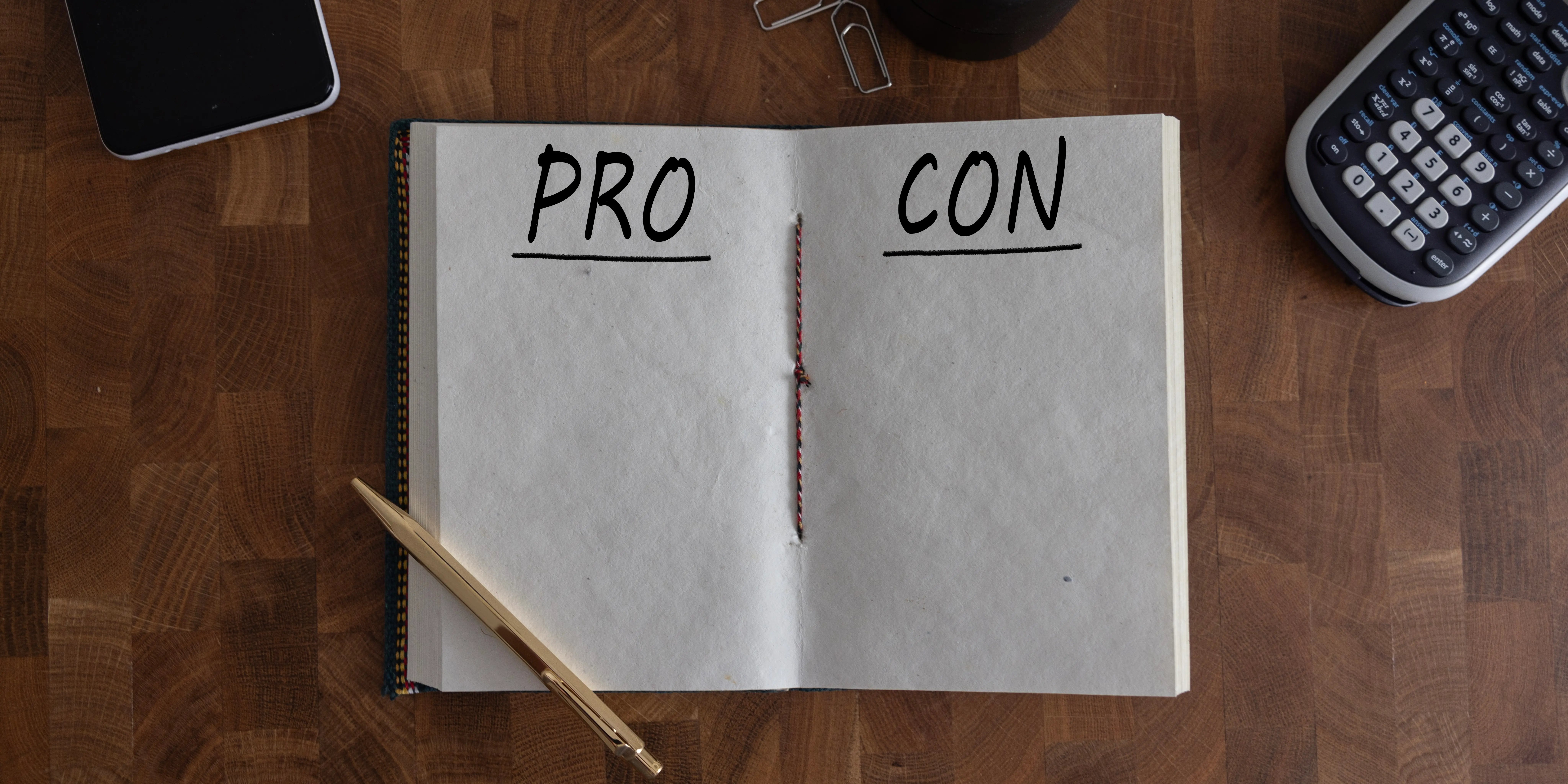Libreta para hacer una lista de pros y contras para elegir tu primera casa
