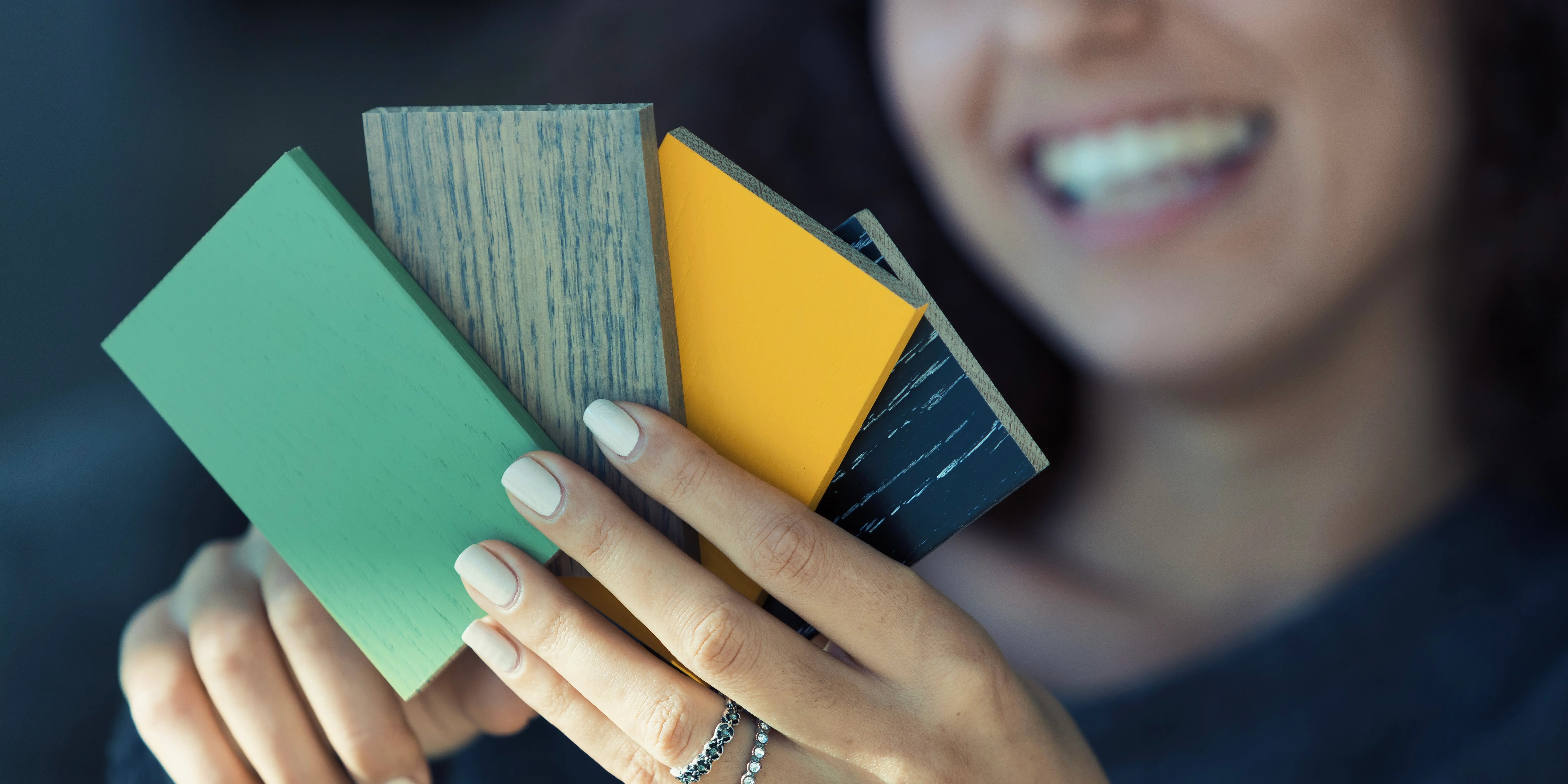 Mujer eligiendo los acabados y personalizando su casa como ventaja de comprar en preventa