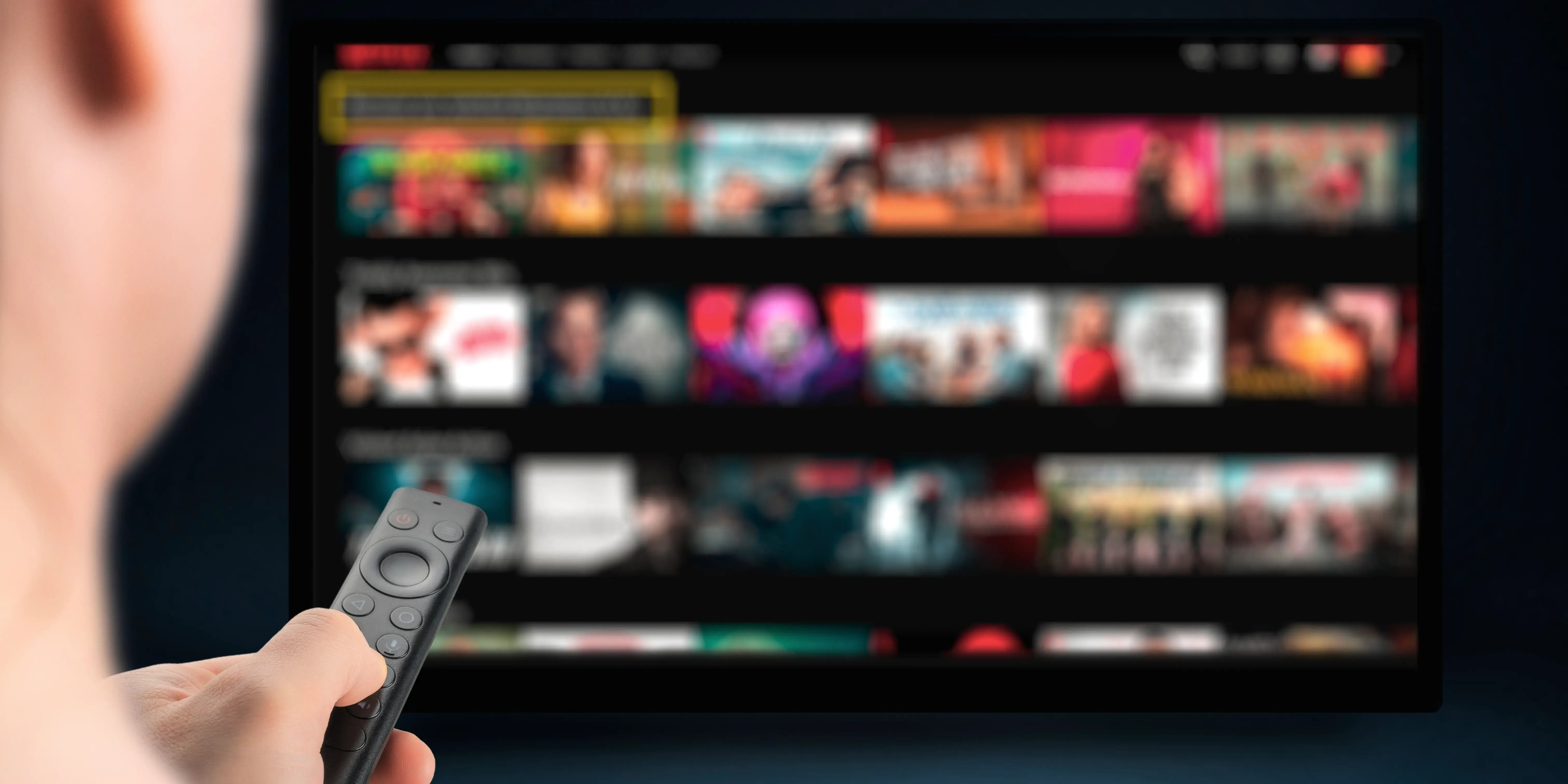 Persona con control de tv viendo las suscripciones que puede eliminar para evitar gastos hormiga